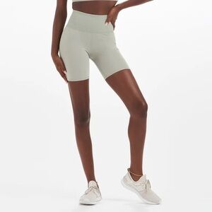 Vuori set biker shorts and sports bra